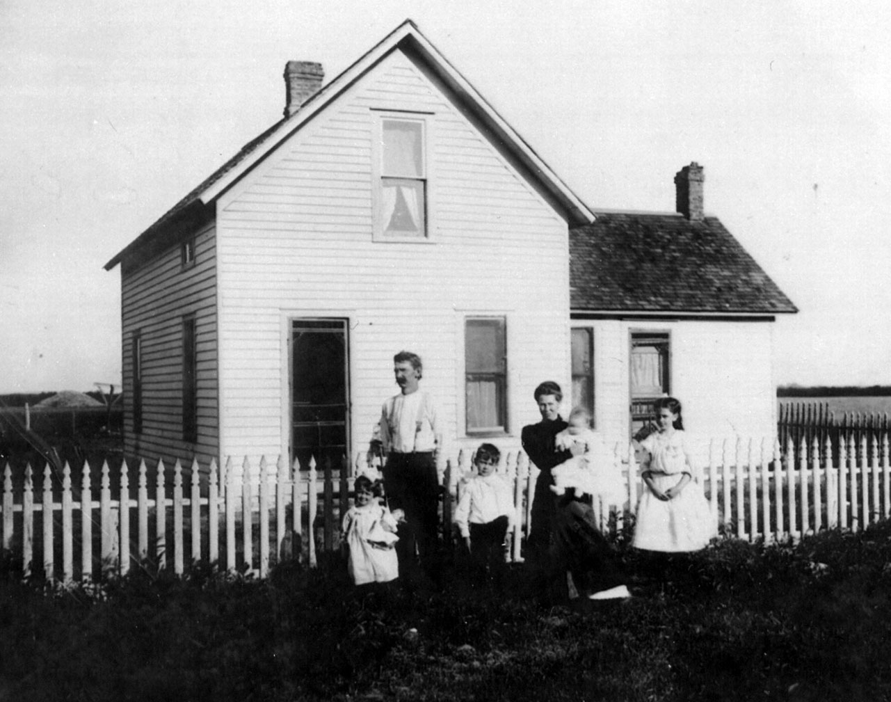 Grant and Anna Bates family (3789 KB) Abt 1909 Photo courtesy of Dolores Wyant. (Click on Picture to View Full Size) picture
