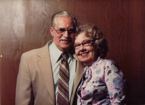 Willard and Alice Graber (513 KB) Abt 1980 Photo from FindAGrave; Added by: William, 2/26/2006 'Willard with his second wife, Alice.' (Click on Picture to View Full Size) picture