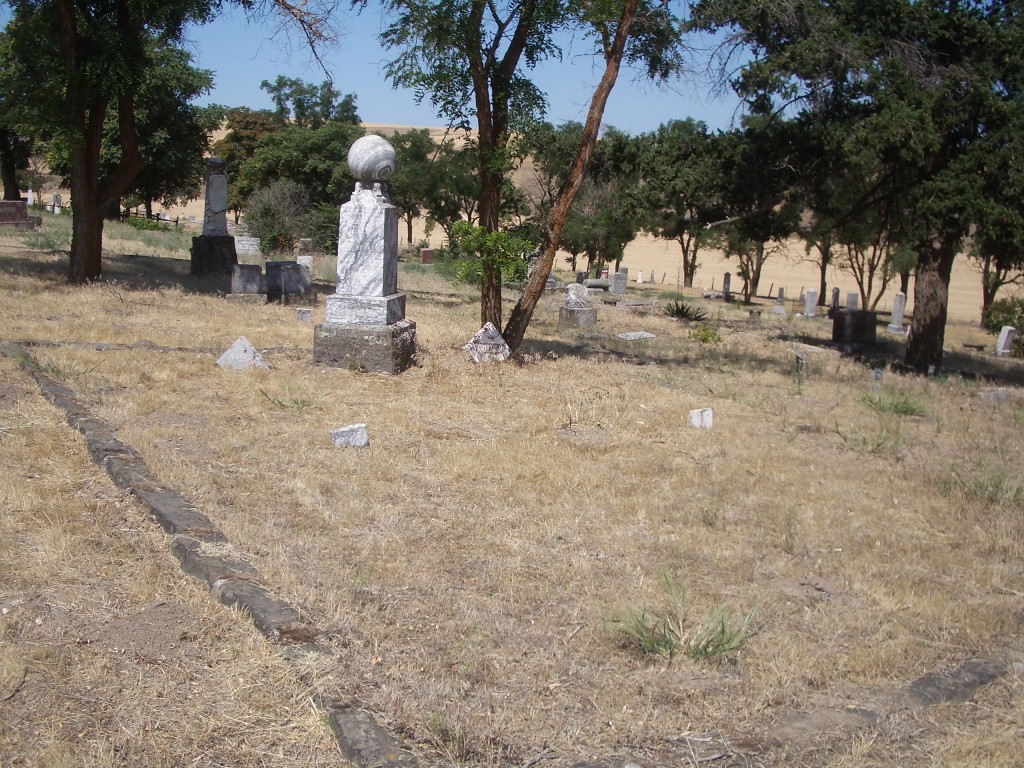 Polk and Delphine Butler plot with monument, headstones, and footstones (5 of 7) (2304 KB) Photo from FindAGrave; Added by: Carrie and Allen, 2/20/2012 (Click on Picture to View Full Size) picture