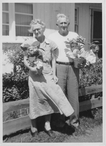 Maude & Leslie Hayes (533 KB) Abt 1950 Photo courtesy of Tina Brannan. (Click on Picture to View Full Size) picture