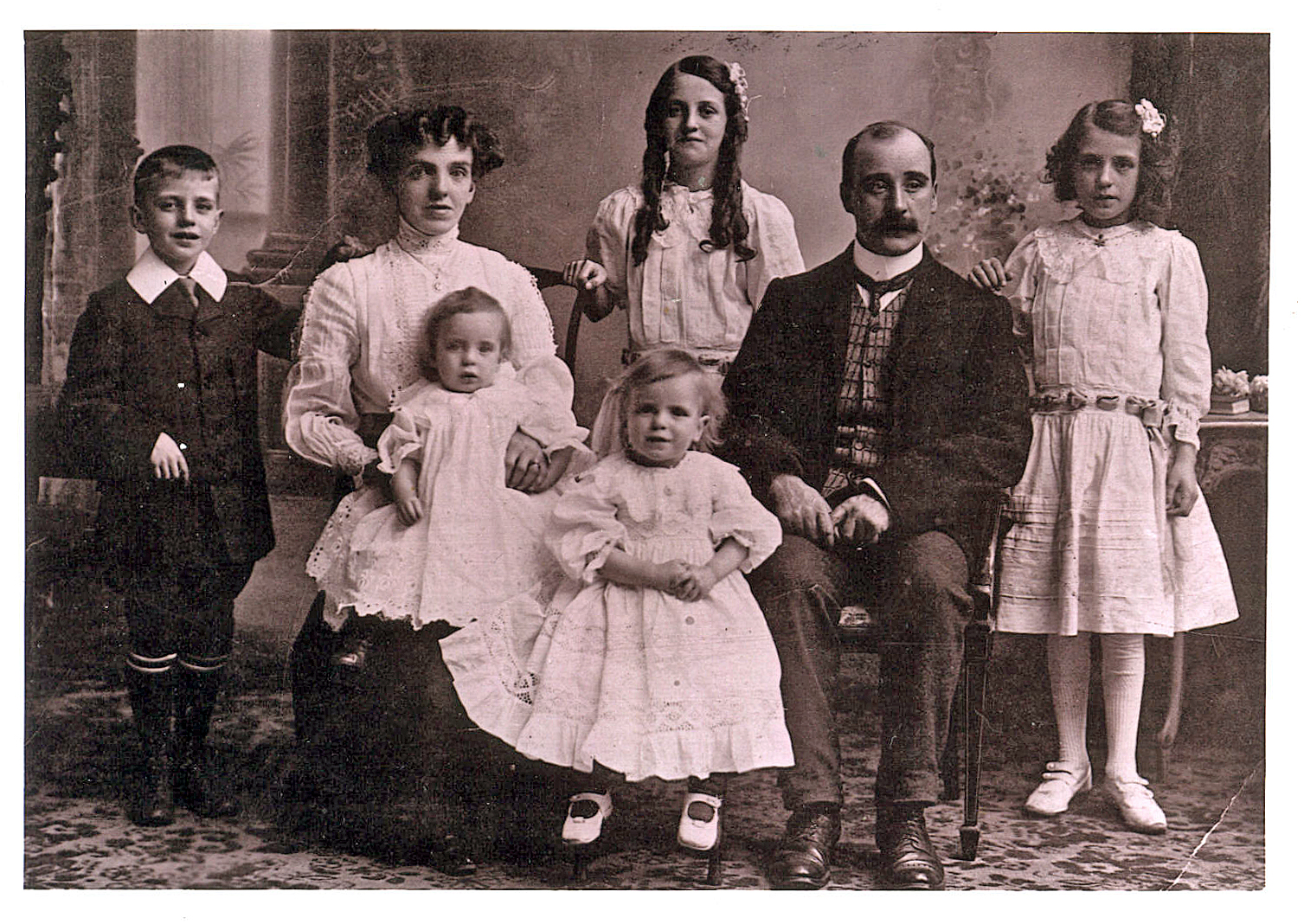 The John Calder Vallance family (4724 KB) Abt 1911 (Click on Picture to View Full Size) picture