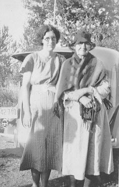 Manila White Glasgow and Martha Cobbs White (267 KB) July 1935 Nellie Manilla and Grandma White mcljudith originally shared this 05 Mar 2008 Portrait / Family Photo July 1935 Comments KirstyMHaining 'Grandma White' must actually be Nellie's mother (Click on Picture to View Full Size) picture